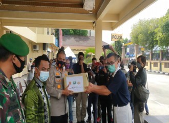 KAPOLRESTA PEKANBARU SALURKAN BANTUAN 10 TON BERAS DARI YAYASAN BUDHA TZU CHI INDONESIA