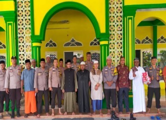 Polsek Tampan Melaksanakan Kegiatan Jum'at Curhat Dan Jum'at Berkah Berbagi Untuk Jema'ah Mesjid