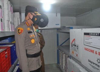 KAPOLRESTA CEK PENDISTRIBUSIAN VAKSIN COVID 19 DI GUDANG INSTALASI FARMASI LOGISTIK KESEHATAN DISKES RIAU 