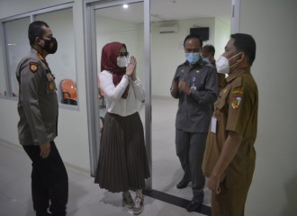 DUKUNG PROGRAM VAKSIN SINOVAC,KAPOLRESTA DAN KETUA BHAYANGKARI CAB.KOTA PEKANBARU LAKUKAN SCREENING COVID 19 JELANG TERIMA VAKSIN