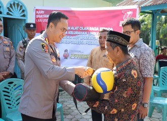 Kapolresta Pekanbaru Serahkan Bantuan Sarana Olah Raga Ke Warga Limbungan