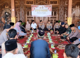 Polsek Tampan Melaksanakan Kegiatan Jum'at Curhat Dan Jum'at Berkah Berbagi Di Padepokan Katang Kadempel
