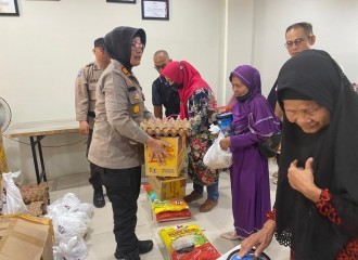 Sambut HUT Bhayangkara Ke - 77, Polsek Payung Sekaki Berikan Bansos Kepada Relawan Pemandi Jenazah