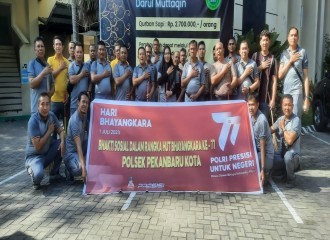 Polsek Pekanbaru Kota Gelar Gotong Royong Dalam Rangka Menyambut HUT Bhayangkara Ke 77