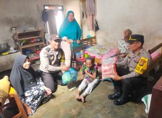 Menangis Dan Terharu Dengan Kehadiran Polri Memberikan Bantuan Sosial Dalam Rangka HUT Bhayangkara Ke 77