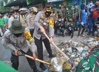 KAPOLDA RIAU DAN DANREM 031/WIB PANTAU GIAT KARYA BHAKTI TNI-POLRI BERSAMA MASYARAKAT, KAPOLRESTA PEKANBARU IKUT TERJUN ANGKUT TUMPUKAN SAMPAH DIPASAR KODIM PEKANBARU 