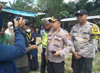 Heboh Penemuan Mayat Diatas Pohon, Polsek Tampan Turun Ke TKP