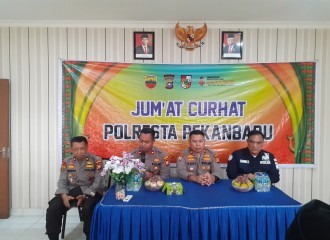 Gelar Jumat Curhat Di Aula Polsek Lima Puluh, Kasat Binmas Tampung Curhatan Warga