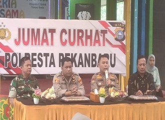 Polresta Pekanbaru Gelar Jumat Curhat Dan Bagi Sembako Di Alamayang