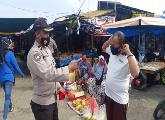 PERSONIL POLSEK SUKAJADI BAGIKAN MASKER GRATIS KEPEDAGANG DAN PENGUNJUNG PASAR CIK PUAN