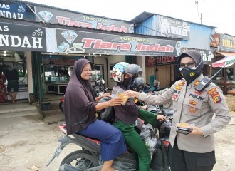 POLSEK BUKIT RAYA BAGIKAN MASKER UNTUK PEDAGANG DAN PENGUNJUNG PASAR PAGI ARENGKA  
