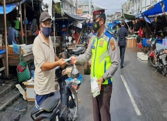 POLSEK PEKANBARU KOTA BAGIKAN MASKER GRATIS UNTUK PEDAGANG DAN PENGUNJUNG PASAR AGUS SALIM  
