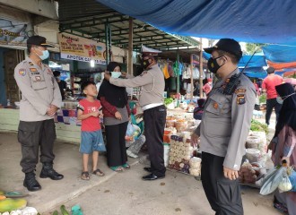 POLSEK TENAYAN RAYA BAGIKAN MASKER GRATIS UNTUK PENGUNJUNG DAN PEDAGANG PASAR TANGOR  