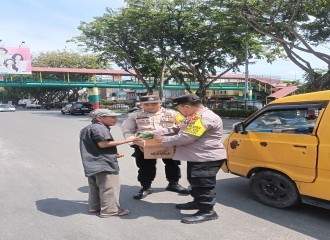 Jum'at Berbagi, Polsek Pekanbaru Kota Bagikan Takjil Makanan Kepada Warga