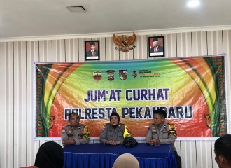 Polresta Pekanbaru Tampung Keluhan Warga Dalam Kegiatan Jumat Curhat Di Polsek Limapuluh