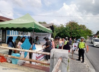 Jumat Berbagi, Polsek Senapelan Beri Makanan Ke Puluhan Masyarakat