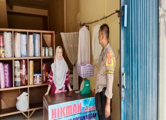 BHABINKAMTIBMAS BERIKAN HIMBAUAN DAN PEMASANGAN STIKER CEGAH TERJADINYA C3 DIWILAYAH HUKUM POLSEK TAMPAN