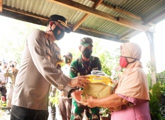 DAMPINGI PANGDAM I/BB DAN KAPOLDA RIAU BAGIKAN MASKER DAN SEMBAKO DIPASAR KODIM KAPOLRESTA PEKANBARU TURUT SERTA 