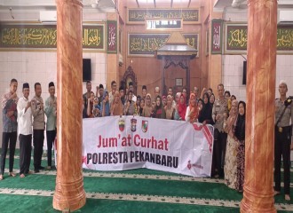 Jelang Pemilu 2024: Cooling System Polresta Pekanbaru Gelar "Jumat Curhat" Di Kelurahan Sumahilang