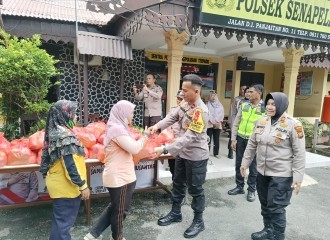 Polsek Senapelan Beri Bantuan Ke Puluhan Anak Yatim Dan Warga