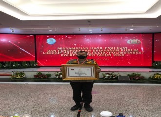 RAIH PREDIKAT PERTAMA SECARA NASIONAL KAPOLRESTA PEKANBARU TERIMA PENGHARGAAN PELAYANAN PRIMA PREDIKAT A DARI KEMENPAN RB