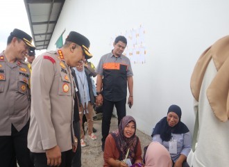 Kunjungi Gudang Logistik KPU, Kapolresta Pekanbaru Cek Proses Penglipatan Surat Suara 