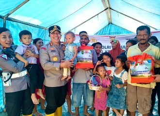 Kapolresta Pekanbaru Turun Langsung Beri Bantuan Korban Banjir Di Rumbai Pesisir
