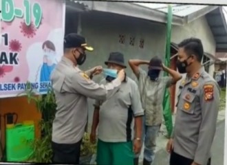 KAPOLRESTA PEKANBARU SAMBANGI KAMPUNG TANGGUH  " KELOMPOK TANI JB BERKEBUN " DAN BAGIKAN MASKER DIKELURAHAN TAMPAN DAN TIRTA SIAK 
