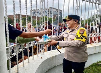 Aksi Humanis Kapolresta Pekanbaru Bagikan Buah Dan Minuman Kepada Peserta Unjuk Rasa