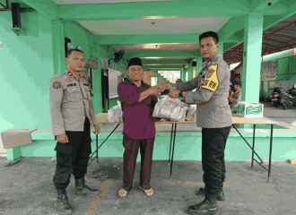 Berkah Ramadhan, Polsek Bukit Raya Bagikan 60 Nasi Bungkus Untuk Buka Puasa Di Masjid Al-Ikhlas. 