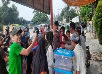 Kapolsek Tenayan Raya Pimpin Pembagian 120 Paket Takjil Gratis