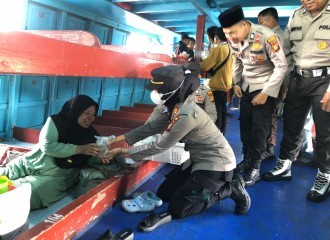 Polsek Sektor Kawasan Pelabuha (SKP) Bagikan 100 Takjil Gratis (Batara) Diarea Pelabuhan Sungai Duku