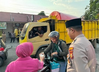 Polsek Limapuluh Bagikan Takjil Gratis Kepada Pengendara Yang Melintas Depan Mapolsek