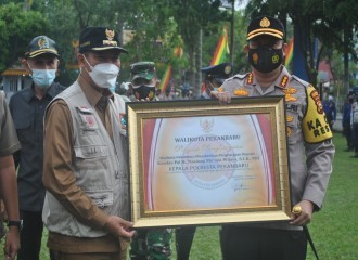 HADIRI APEL GABUNGAN KESIAPSIAGAAN KARHUTLA,KAPOLRESTA TERIMA PENGHARGAAN DARI WALIKOTA PEKANBARU