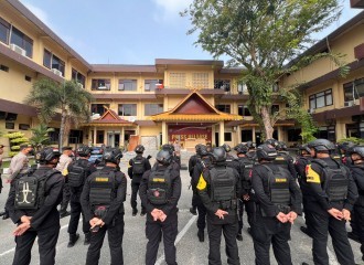 Berikan Rasa Aman Kepada Masyarakat Sat Samapta Polresta Pekanbaru Dan Sat Brimobda Riau Ops Ketupat LK 2024 Patroli Rutin