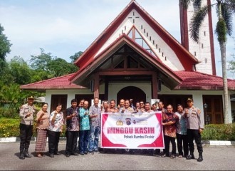 Minggu Kasih Polresta Pekanbaru Di Gereja Katolik Santa Lusia (GKSL) Dipimpin Kasi Humas Polresta 