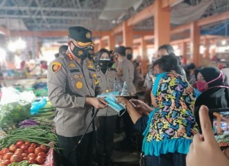 KAPOLRESTA CEK POSKO PPKM DAN BAGIKAN 1000 MASKER-FACE SHIELD GRATIS KEPEDAGANG DAN PENGUNJUNG PASAR LIMA PULUH
