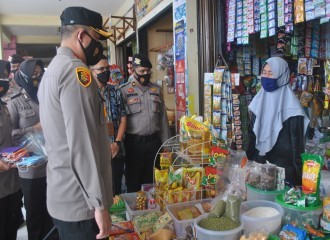 KAPOLRESTA CEK KETERSEDIAAN SEMBILAN BAHAN POKOK DIPASAR LIMA PULUH  