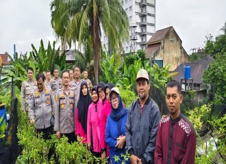 Polsek Pekanbaru Kota Luncurkan Program Perkarangan Pangan Lestari Di Kelurahan Kota Tinggi 