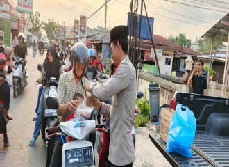 Polsek Rumbai Pesisir Gelar KRYD Dan Pembagian Takjil Untuk Ciptakan Situasi Kondusif 