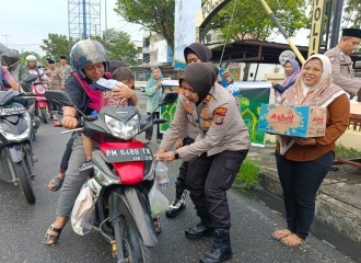 Polsek Senapelan Berbagi Takjil Untuk Masyarakat Dalam Rangka Ops Tertib Ramadhan Lancang Kuning 2025 
