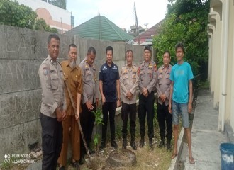 Polsek Sukajadi Dan Lurah Jadirejo Tanam Pohon Demi Riau Yang Lebih Hijau