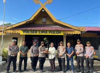 Peduli Lingkungan, Polsek Limapuluh Serahkan Bibit Mangga Kepada Personel Yang Berulang Tahun