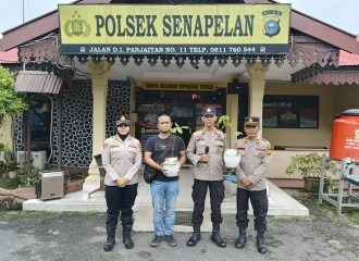 Polsek Senapelan Beri Bibit Tanaman Kepada Personel Yang Berulang Tahun