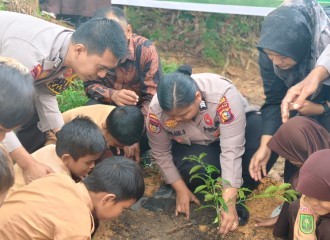 Polsek Limapuluh Gelar Green Policing Di SD Negeri 74 Pekanbaru