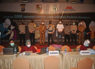 KAPOLRESTA PEKANBARU DAMPINGI KAPOLDA RIAU DALAM RANGKA KUNJUNGAN GERAKAN 5000 VAKSINASI LANSIA DIHOTEL PREMIERE PEKANBARU