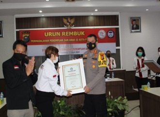 KAPOLRESTA BERSAMA EMPAT PERSONIL TERIMA PENGHARGAAN DARI TRC PPA INDONESIA