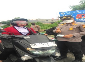 Polsek Payung Sekaki Bersama TNI Dan Pemerintah Kecamatan Bagikan 1.000 Masker Kepada Masyarakat