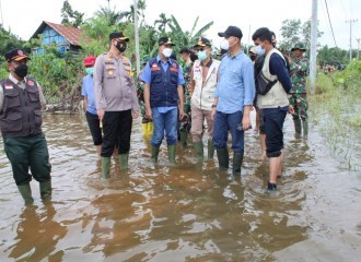 KAPOLRESTA PEKANBARU BESERTA FORKOPIMDA MENINJAU LOKASI BANJIR
