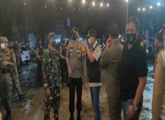 KAPOLRESTA PEKANBARU BERSAMA FORKOPIMDA KOTA PEKANBARU MELAKUKAN KUNJUNGAN KEPOSKO PPKM ZONA MERAH DAN PENGECEKAN PROTOKOL KESEHATAN DI KOTA PEKANBARU